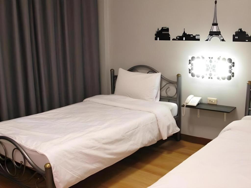 Intown Residence Bangkok Bagian luar foto