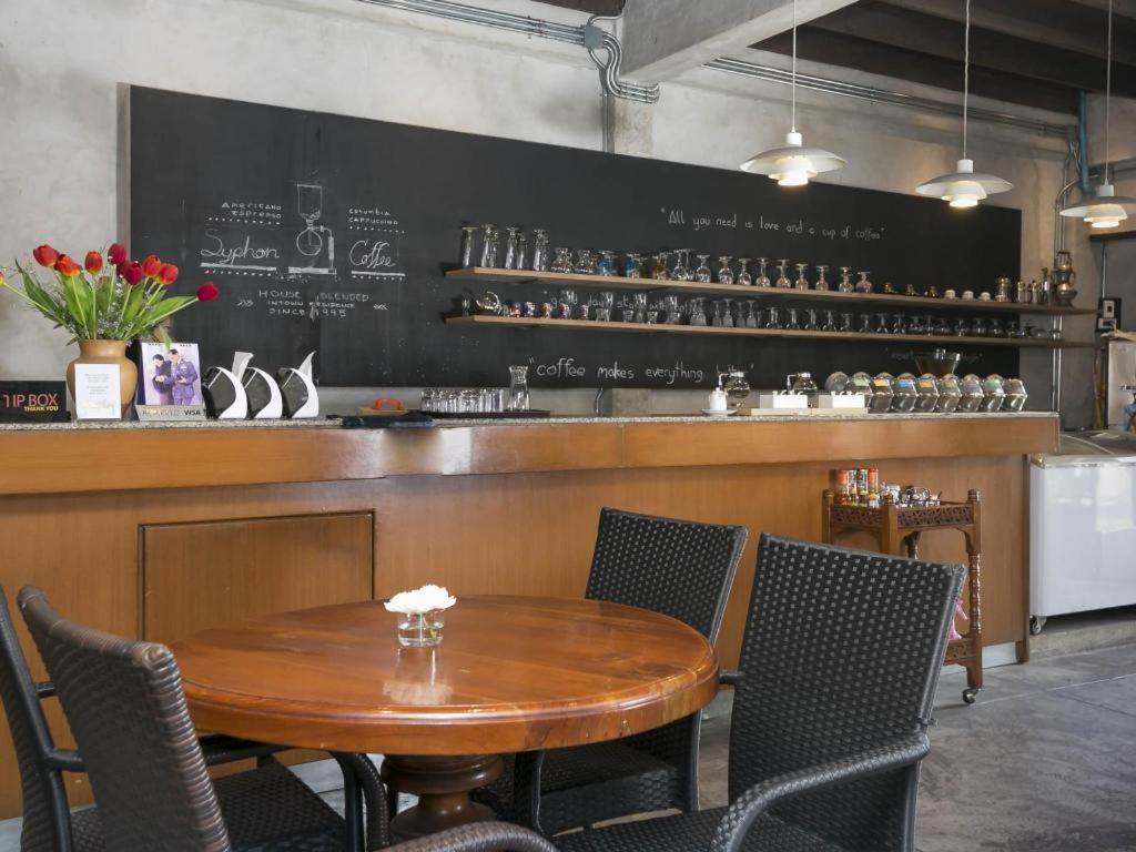 Intown Residence Bangkok Bagian luar foto