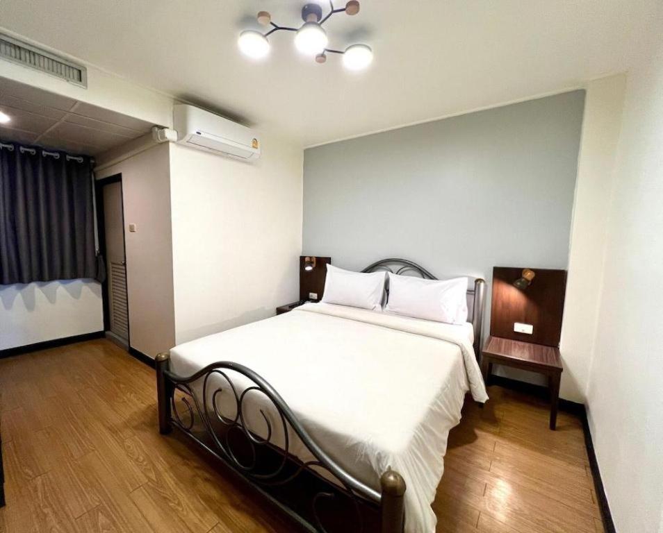 Intown Residence Bangkok Bagian luar foto