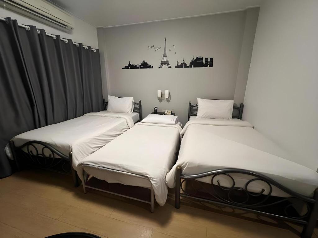 Intown Residence Bangkok Bagian luar foto