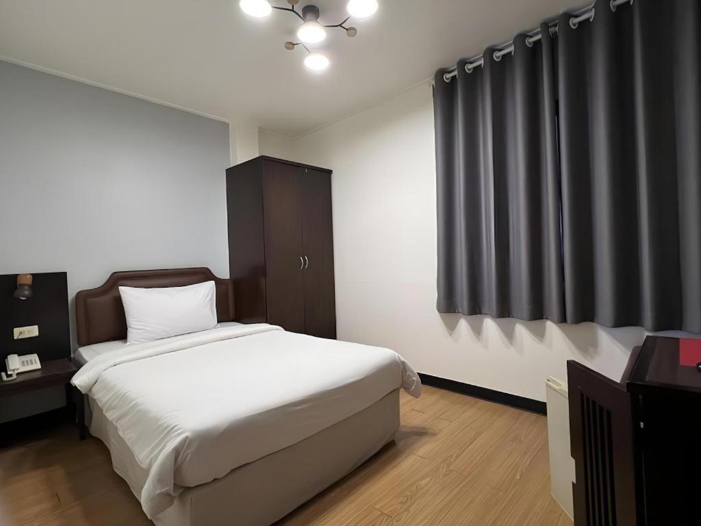 Intown Residence Bangkok Bagian luar foto