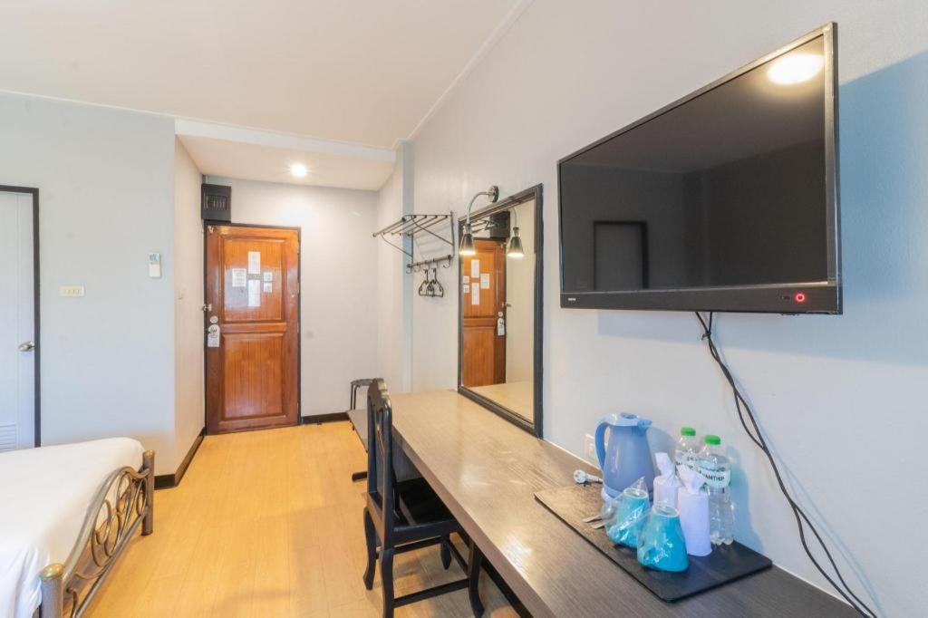 Intown Residence Bangkok Bagian luar foto