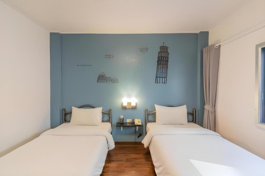 Intown Residence Bangkok Bagian luar foto