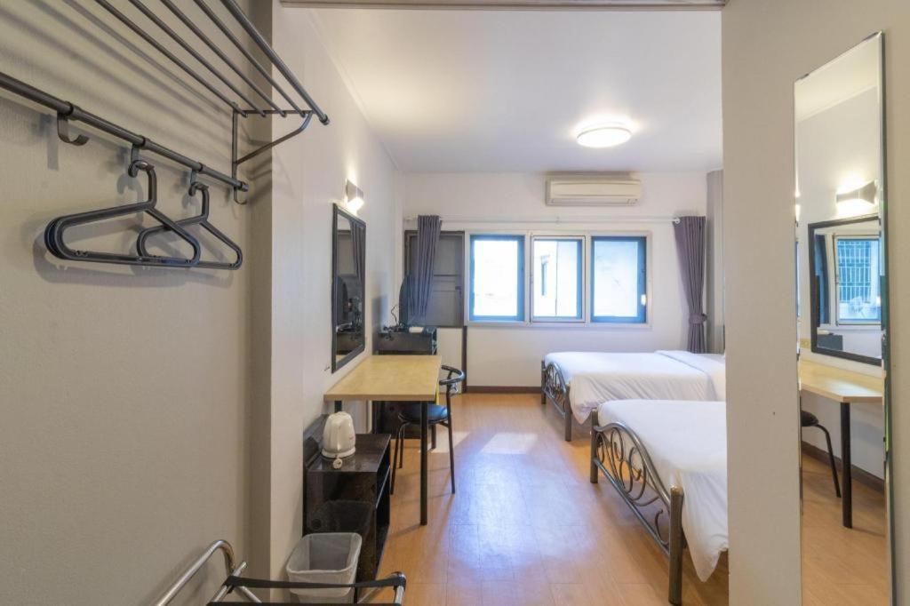 Intown Residence Bangkok Bagian luar foto