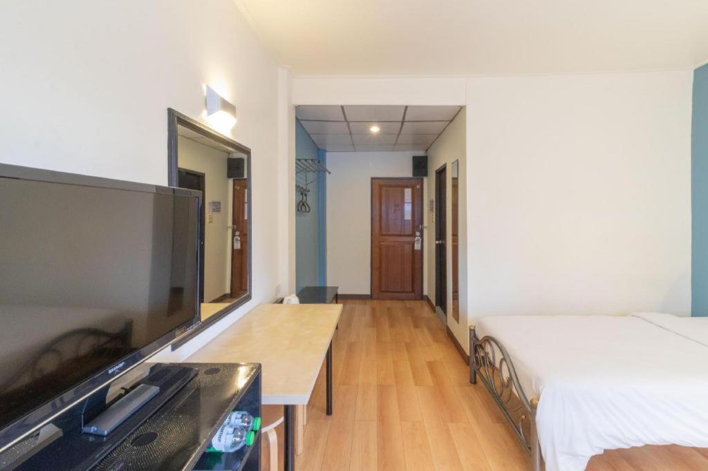 Intown Residence Bangkok Bagian luar foto