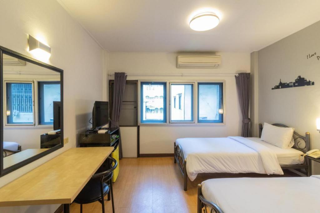 Intown Residence Bangkok Bagian luar foto