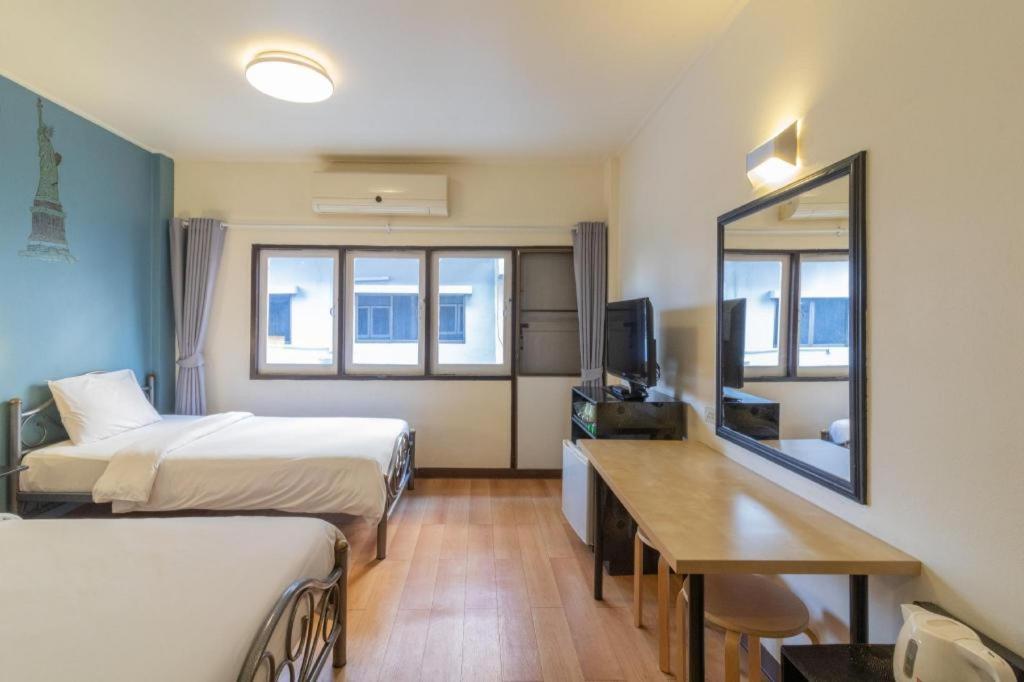 Intown Residence Bangkok Bagian luar foto