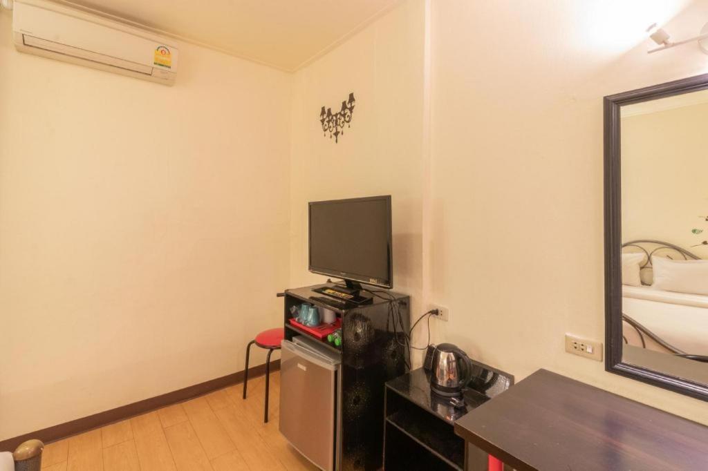 Intown Residence Bangkok Bagian luar foto