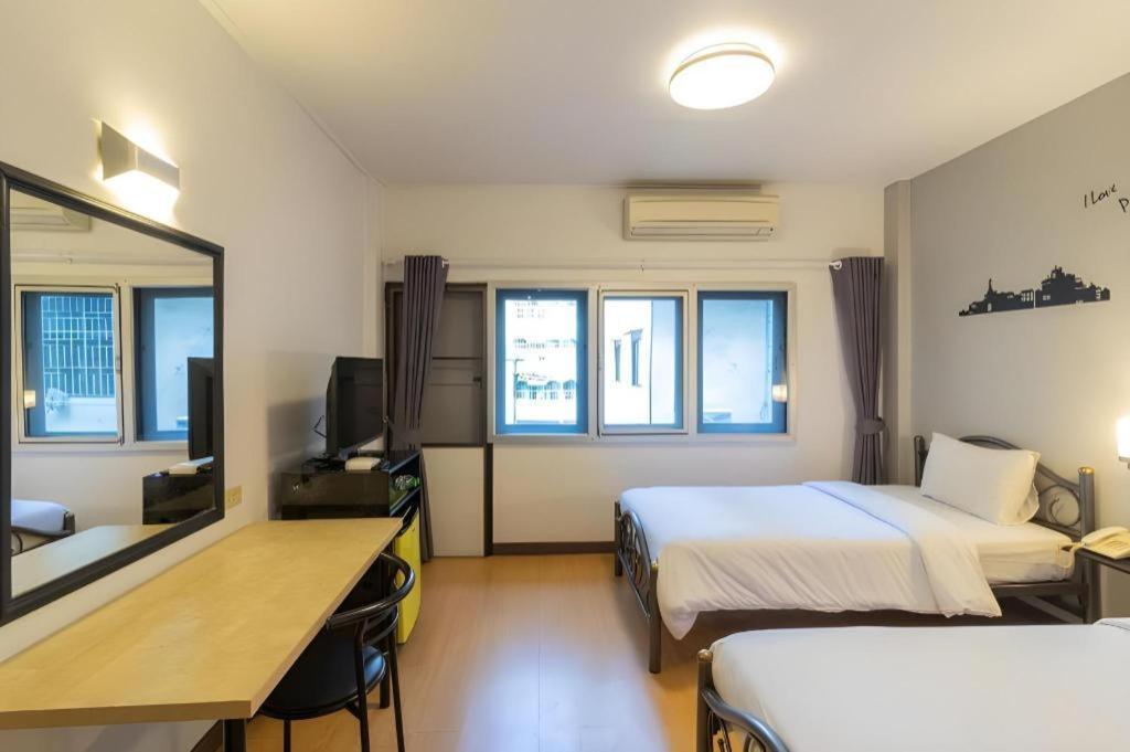 Intown Residence Bangkok Bagian luar foto