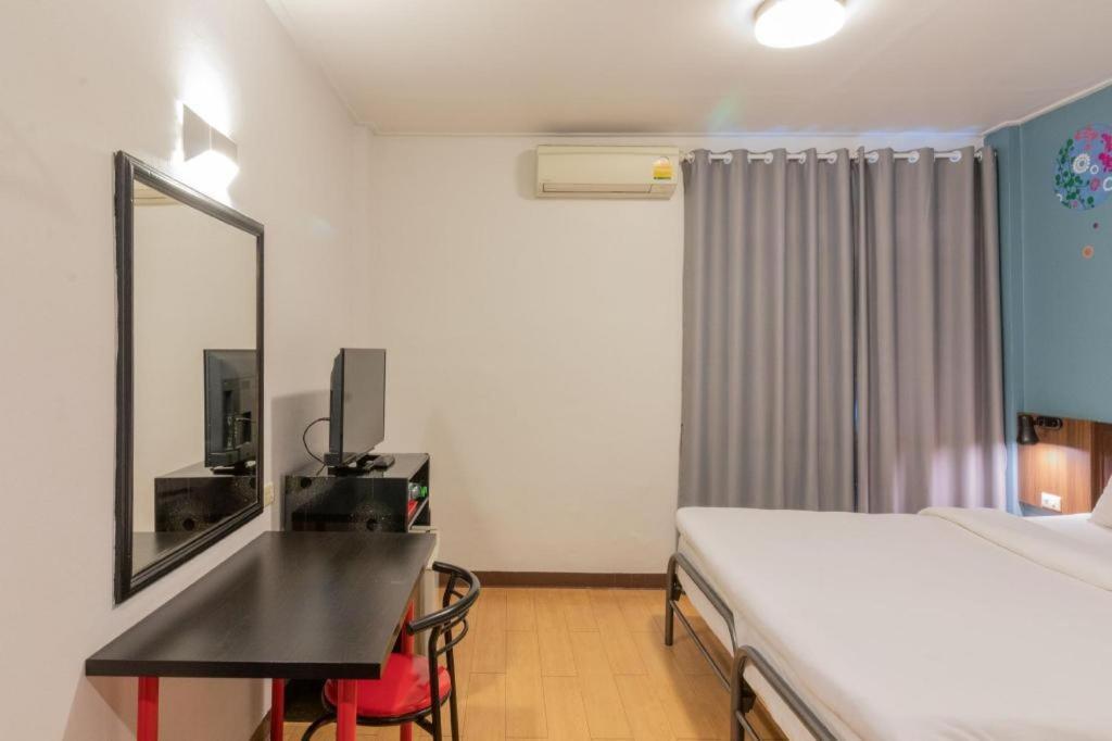 Intown Residence Bangkok Bagian luar foto