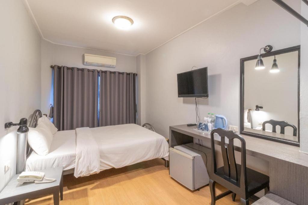 Intown Residence Bangkok Bagian luar foto